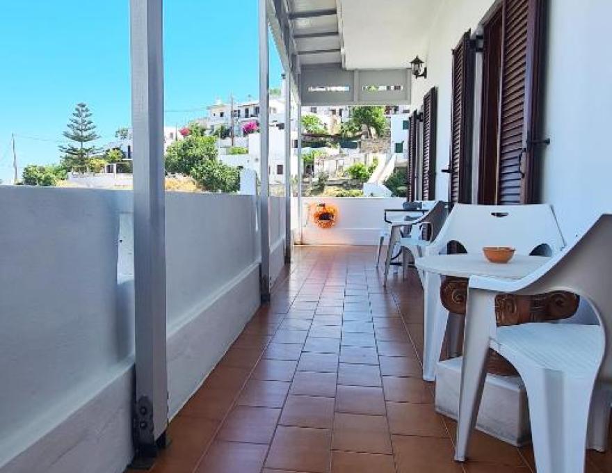 Μονοκατοικία με θέα τη Χώρα1